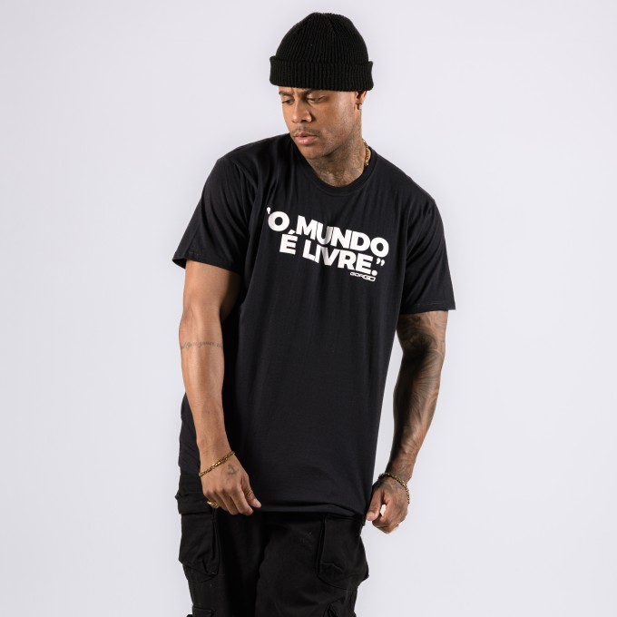 Camiseta O Mundo e Livre Preta