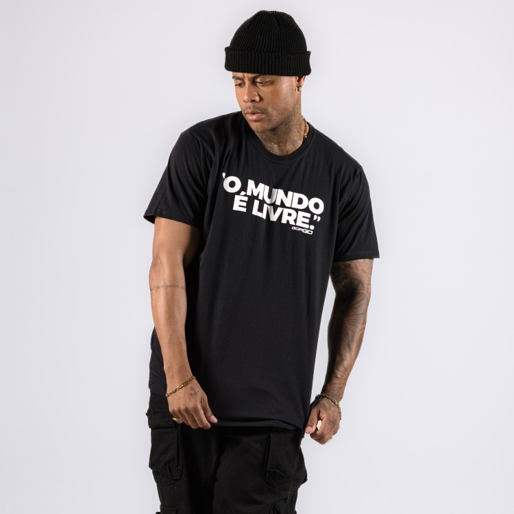 Camiseta O Mundo e Livre Preta